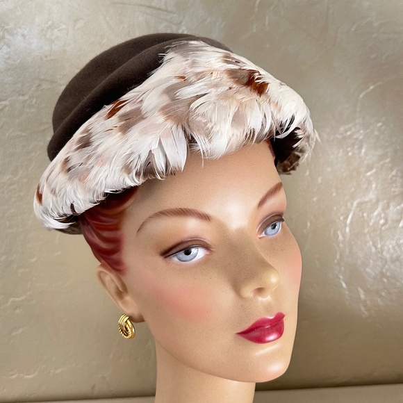 ALLURING 1950s\' TAUPE FELT HAT WITH IVORY/BROWN FEATHERS main image 10